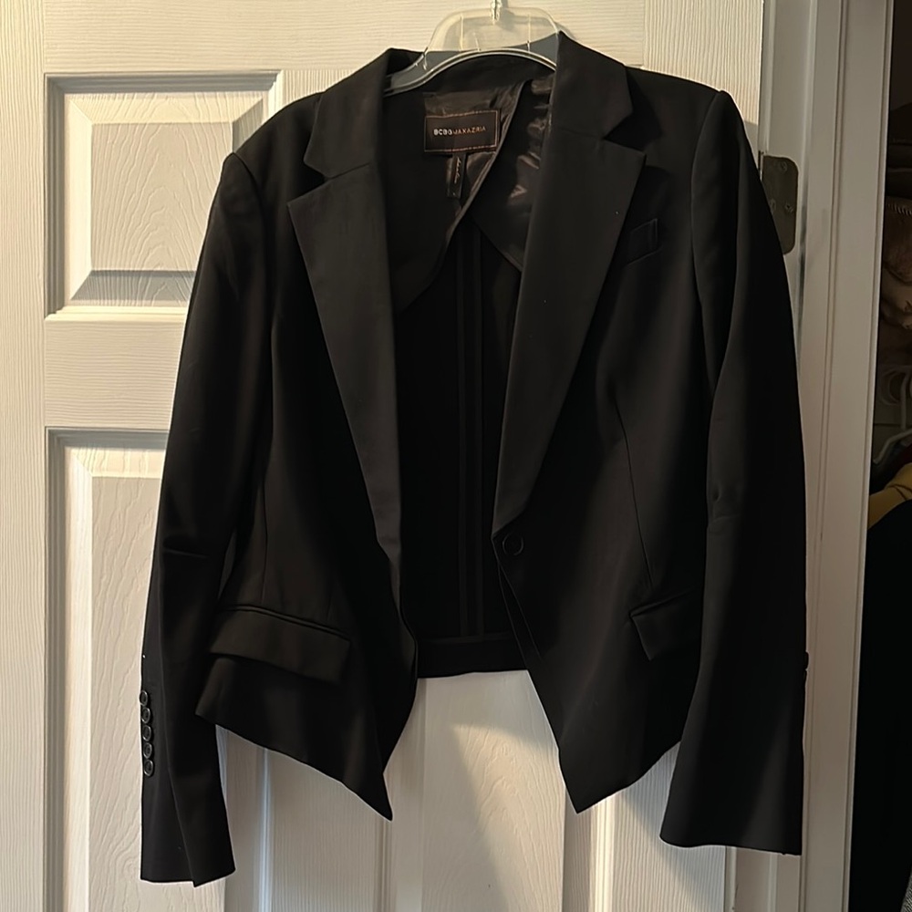 BCBGMaxAzria Black Blazer with Tailored Fit and Modern Design